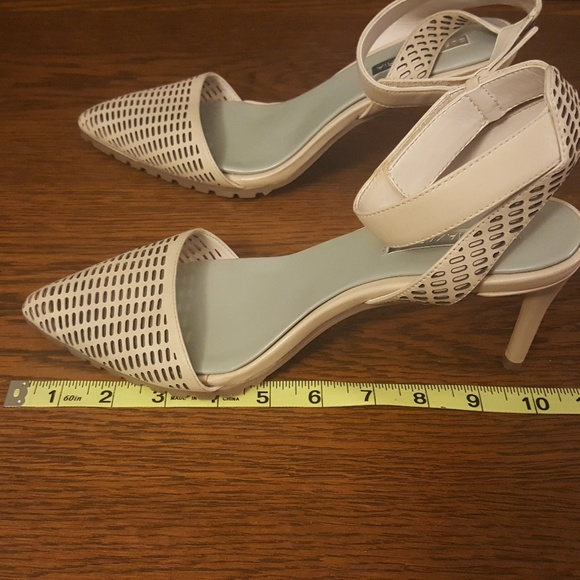 BCBGMAXAZRIA Pointed Strapped Heel sz 10 - Picture 7 of 7